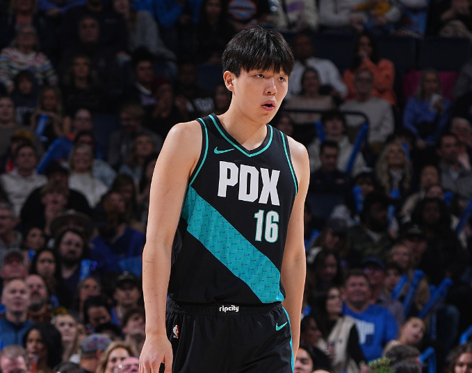 KY开云官网体育下载-杨瀚森0+1+1！开拓者狂输老鹰34分 库明加20+7加盟全胜