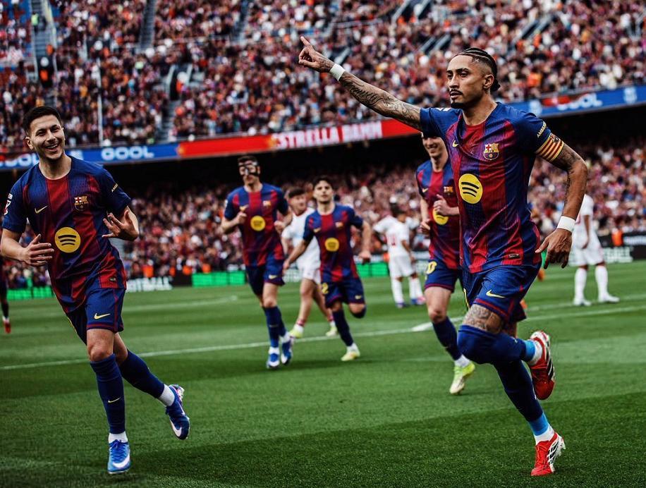 KY开云官网-足坛一夜动态!曼联复仇维拉,巴萨造5-2惨案,AC米兰吞赛季第3败