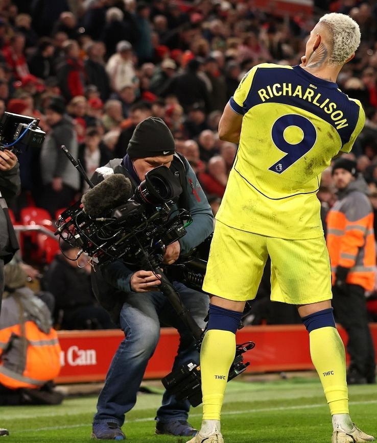 KY开云官网-足坛一夜动态!曼联复仇维拉,巴萨造5-2惨案,AC米兰吞赛季第3败