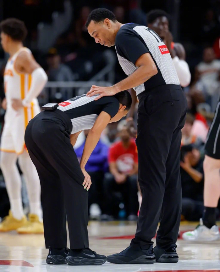 KY开云官网-裁判穿鞋引热议，职业规范受关注_新浪新闻